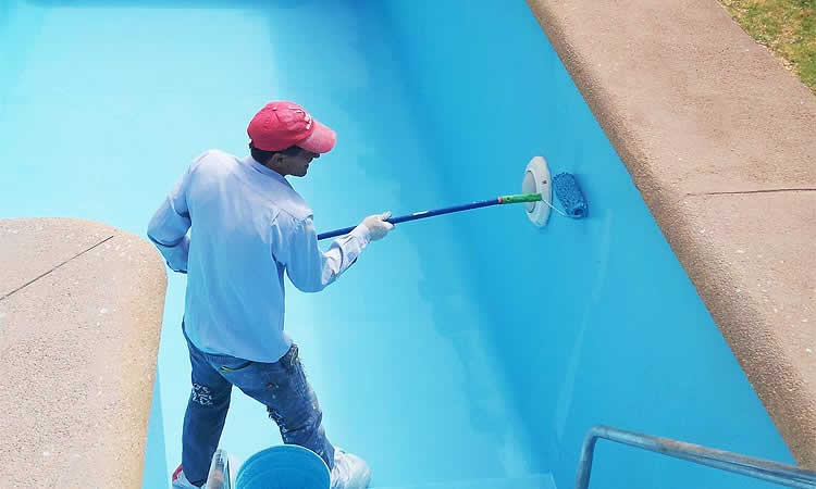 Cómo pintar la piscina de cemento del chalet