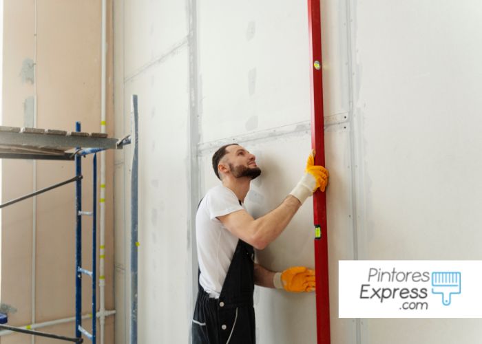 Aislamiento de paredes antes de pintar Aislamiento de paredes antes de pintar