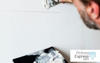 Pintores expertos en alisar paredes