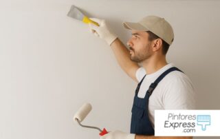 Pintores expertos en sellar juntas antes de pintar